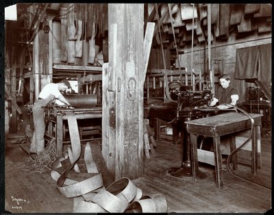 Vista interior de hombres trabajando con cuero en la New York Leather Belting Co., Nueva York, 1905 o 1906 de Byron Company